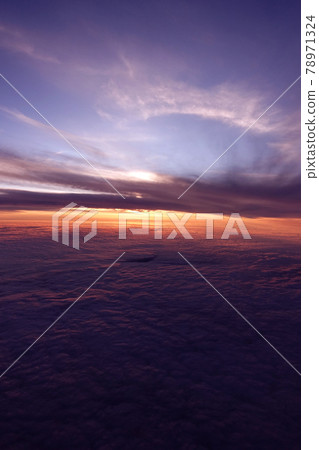 從雲層上方的客機上看到的神奇時刻的美麗日落 從雲層上方的客機上看到的神奇時刻的美麗日落 78971324