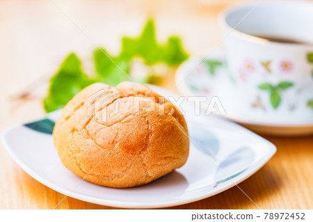 Cream puffs, coffee, rest [3 o'clock snack] 78972452