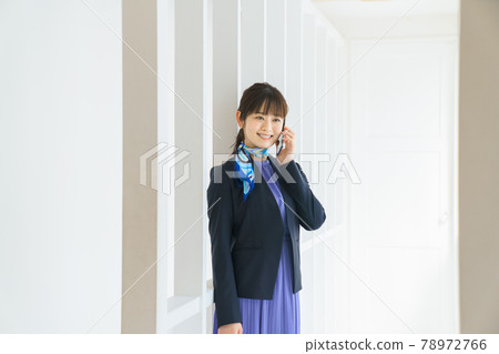 在辦公室裡打電話的女商人 78972766