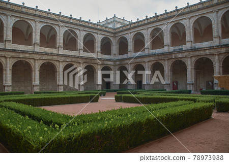 Tranquility, between the columns of antiquity 78973988