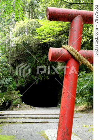 Mizonokuchi Cave watched by the torii Mizonokuchi Cave watched by the torii 78975652