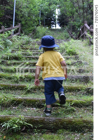 孩子們在山路上爬樓梯 孩子們在山路上爬樓梯 78976045