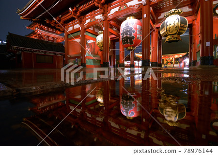 Rainy Asakusa Temple Hozomon 78976144