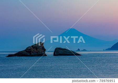 (靜岡縣)雲見的牛岩岩,海上的富士山,黎明 (靜岡縣)雲見的牛岩岩,海上的富士山,黎明 78976951