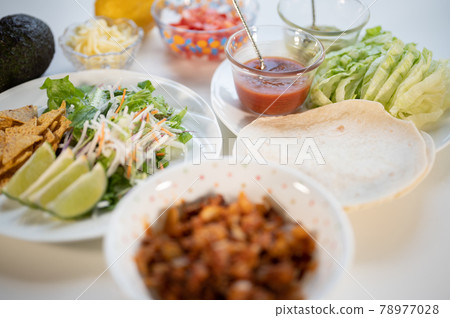 Mexican food classic tacos 78977028