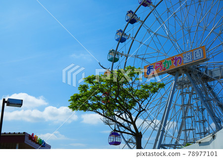 荒川遊樂園的新摩天輪和花椒嫩葉和新鮮綠色的魔古木屋 荒川遊樂園的新摩天輪和花椒嫩葉和新鮮綠色的魔古木屋 78977101