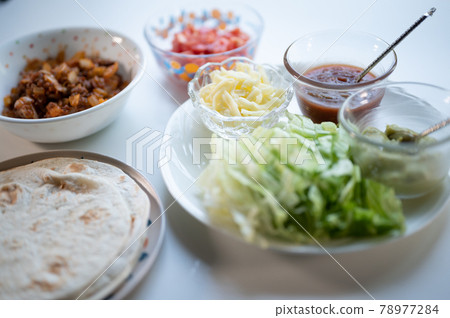 Mexican food classic tacos 78977284