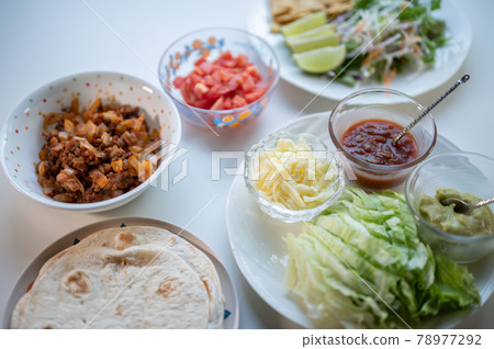 Mexican food classic tacos 78977292