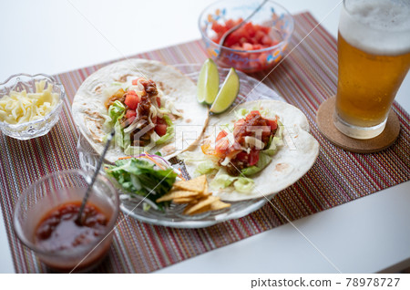 經典墨西哥炸玉米餅上的生啤酒 78978727