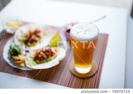 經典墨西哥炸玉米餅上的生啤酒 經典墨西哥炸玉米餅上的生啤酒 78978729