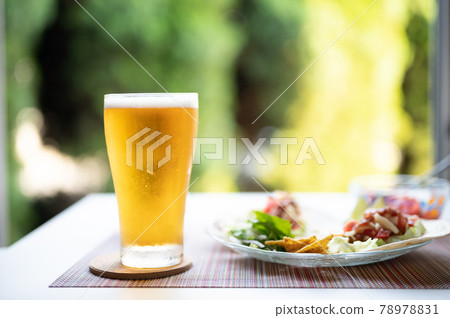 盛夏的美味生啤酒和炸玉米餅 盛夏的美味生啤酒和炸玉米餅 78978831