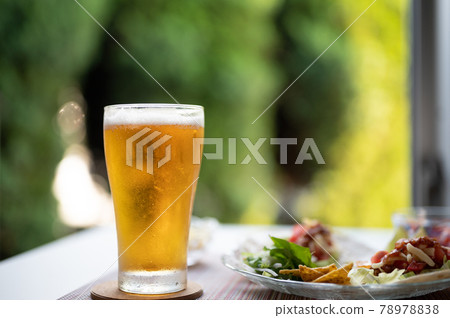 盛夏的美味生啤酒和炸玉米餅 78978838
