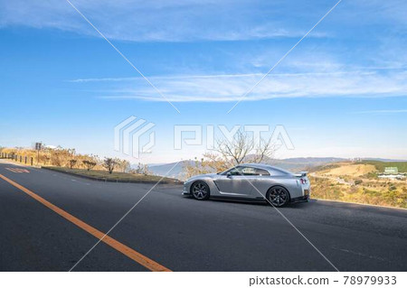 在最好的天氣裡開車在鄉下 78979933