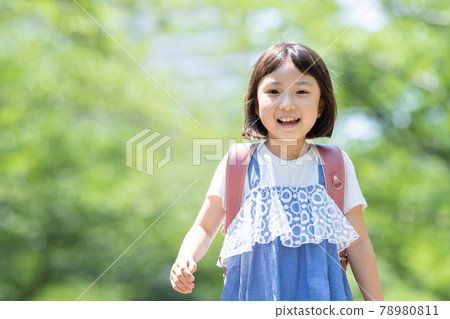 Elementary school girl going to school 78980811