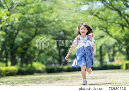 Elementary school girl going to school Elementary school girl going to school 78980818