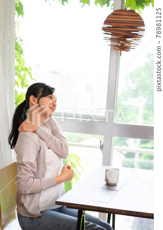 A woman suffering from stiff shoulders A woman suffering from stiff shoulders 78981125