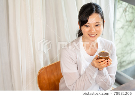 一位穿著夏季開衫的女士喝了咖啡後休息 一位穿著夏季開衫的女士喝了咖啡後休息 78981206