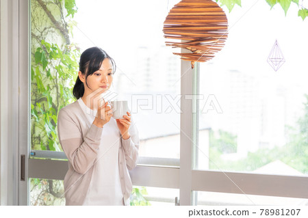 一個女人喝咖啡休息一下 一個女人喝咖啡休息一下 78981207