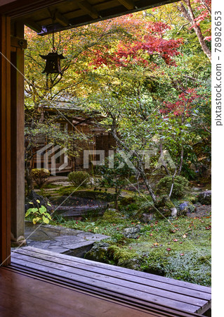 京都大原法泉院從壁爐室可以看到花園景色 京都大原法泉院從壁爐室可以看到花園景色 78982653