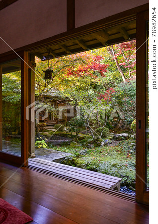 京都大原法泉院從壁爐室可以看到花園景色 京都大原法泉院從壁爐室可以看到花園景色 78982654