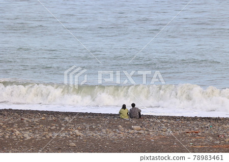 在海灘上約會 在海灘上約會 78983461