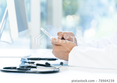 在操作智能手機的醫生手中 在操作智能手機的醫生手中 78984239
