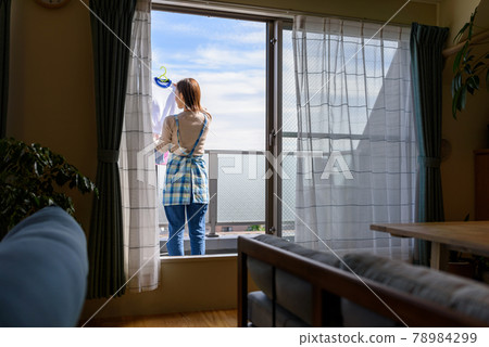 家庭主婦烘乾衣物 78984299