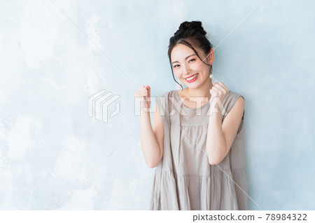Support for women in their 20s 78984322