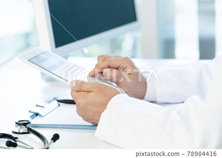 At the hands of the doctor who operates the tablet At the hands of the doctor who operates the tablet 78984416