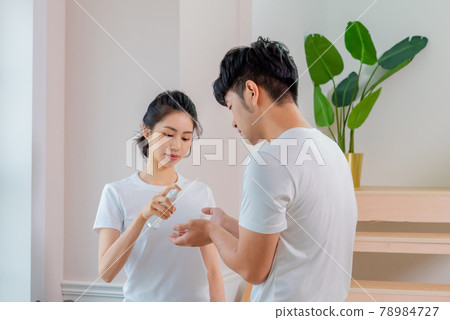 家人互相噴酒精消毒 78984727