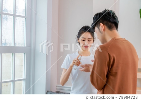 家人互相噴酒精消毒 78984728