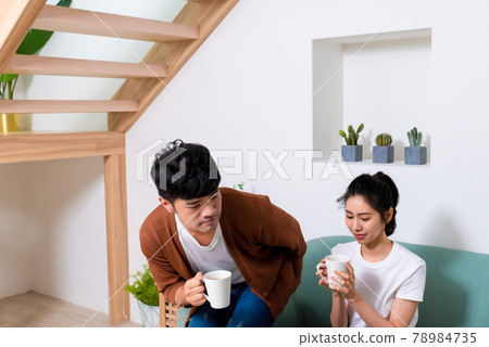 家人互相噴酒精消毒 78984735