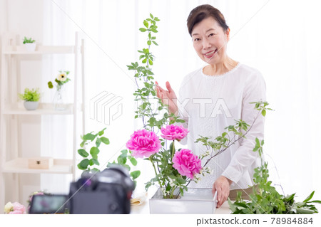Senior woman teaching flower arrangement online Senior woman teaching flower arrangement online 78984884