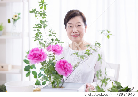 享受插花的資深婦女 78984949