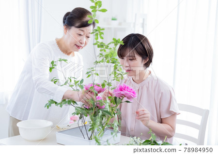 插花班：學習插花的年輕女子 78984950