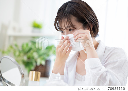 美麗的形象戴著面具的年輕女子 78985130