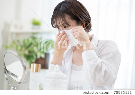 美麗的形象戴著面具的年輕女子 美麗的形象戴著面具的年輕女子 78985131