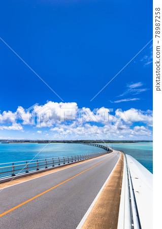 宮古島,沖繩,藍天和Irabu Ohashi,日本 宮古島,沖繩,藍天和Irabu Ohashi,日本 78987258
