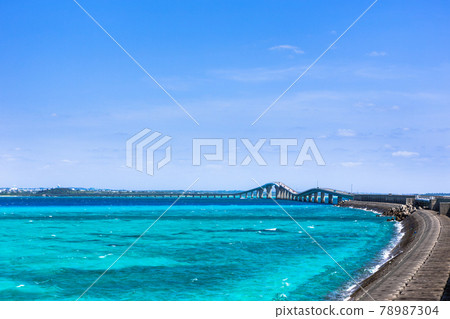 宮古島，沖繩，藍天和Irabu Ohashi，日本 78987304