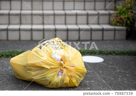 入口前放置的可燃垃圾 78987339