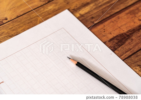 文件紙和鉛筆 78988038