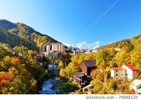 北海道秋日藍天與定山溪溫泉小鎮風光 北海道秋日藍天與定山溪溫泉小鎮風光 78988120