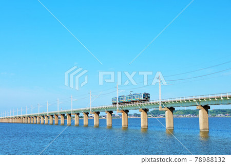 藍天下在北浦大橋上行駛的茨城縣電車 78988132