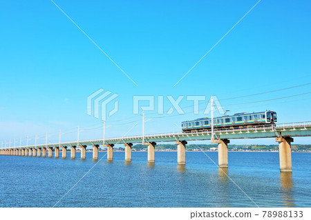 藍天下在北浦大橋上行駛的茨城縣電車 藍天下在北浦大橋上行駛的茨城縣電車 78988133