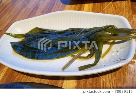 Mungnamul 盛在精心烹製的美味盤子上 Mungnamul 盛在精心烹製的美味盤子上 78989115
