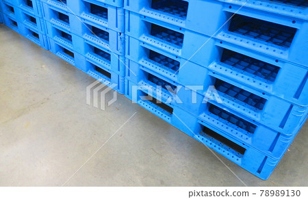 Scenery where plastic pallets of a distribution warehouse are piled up 78989130