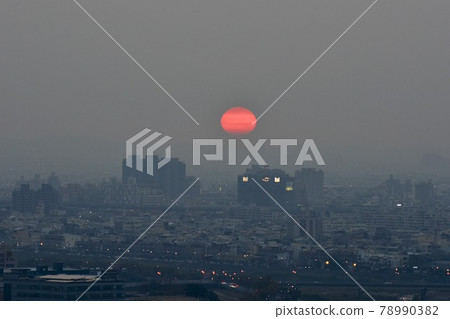 這是一個浪漫的風景，有很多天空，一片天空，一片天空和忙碌的一天。 78990382