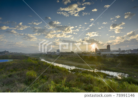 光明河床上，太陽在天上冉冉升起，陽光明媚，大地照得美麗。 78991146