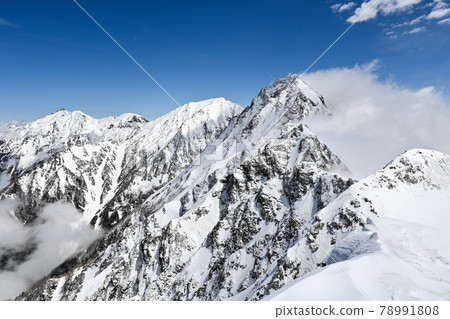 隆冬時節從西穗高岳望去的奧穗高岳，冬日群山的壯麗景色 78991808