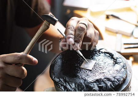 Metal engraving, metal processing, workshop, craftsmanship, craftsmanship, shaving, decorative tools, hand body parts, chisel 78992754